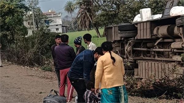 passenger bus overturned on the bhopal indore highway 