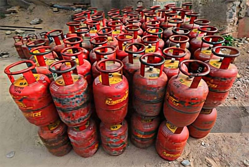 ਗੈਸ-ਸਿਲੰਡਰ ਵਾਲੇ ਖ਼ਪਤਕਾਰਾਂ ਲਈ ਅਹਿਮ ਖ਼ਬਰ! ਇੰਝ ਹੋ ਰਹੀ ਕਾਲਾਬਾਜ਼ਾਰੀ, ਰਹੋ ਸਾਵਧਾਨ