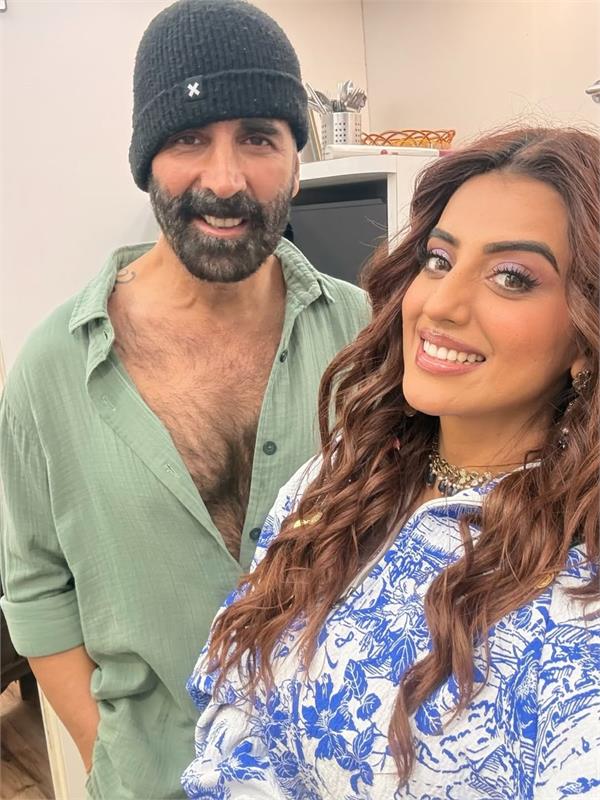 akshara singh  s photo with akshay kumar goes viral
