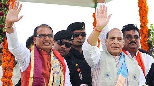 two top bjp leaders show the art of staying relevant