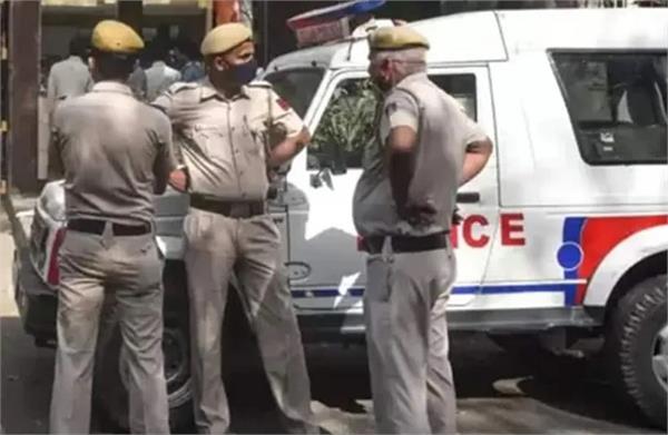 delhi police  arrests  husband wife  bank mortgage  flat fraud