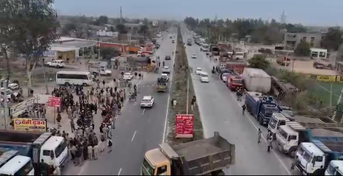 ਕਿਸਾਨਾਂ ਨੂੰ ਡੱਕਣ ਲਈ ਪੁਲਸ ਨੇ ਘੇਰ ਲਿਆ ਹਾਈਵੇਅ, ਅੱਥਰੂ ਗੈਸ ਦੇ ਗੋਲੇ ਤੇ ਗ੍ਰਿਫ਼ਤਾਰੀ ਲਈ ਬੱਸਾਂ ਤਿਆਰ