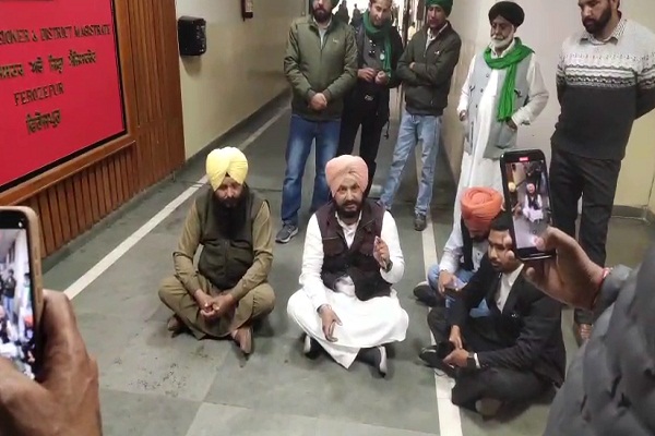 ਖੇਤੀਬਾੜੀ ਵਿਭਾਗ ਦੇ ਡਾਇਰੈਕਟਰ DC ਦਫ਼ਤਰ ਬਾਹਰ ਬੈਠੇ ਧਰਨੇ 'ਤੇ, ਪੜ੍ਹੋ ਪੂਰਾ ਮਾਮਲਾ