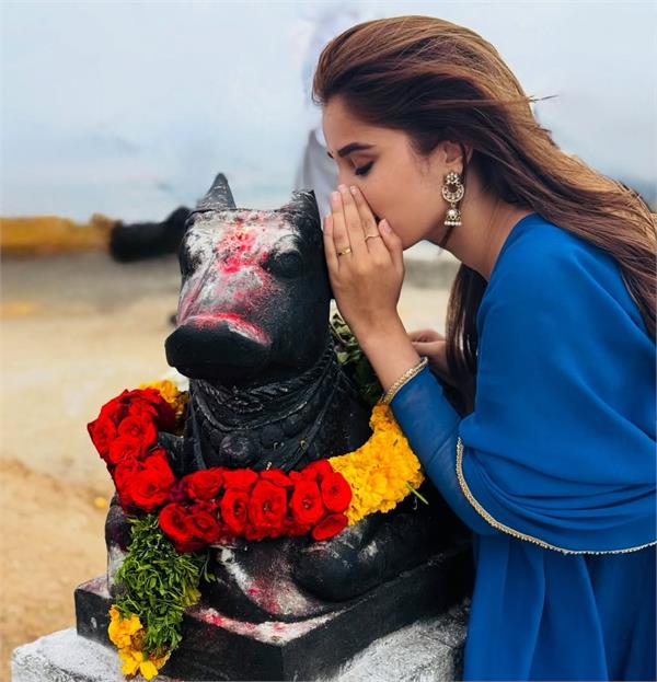 rasha thadani seen devoted to lord shiva