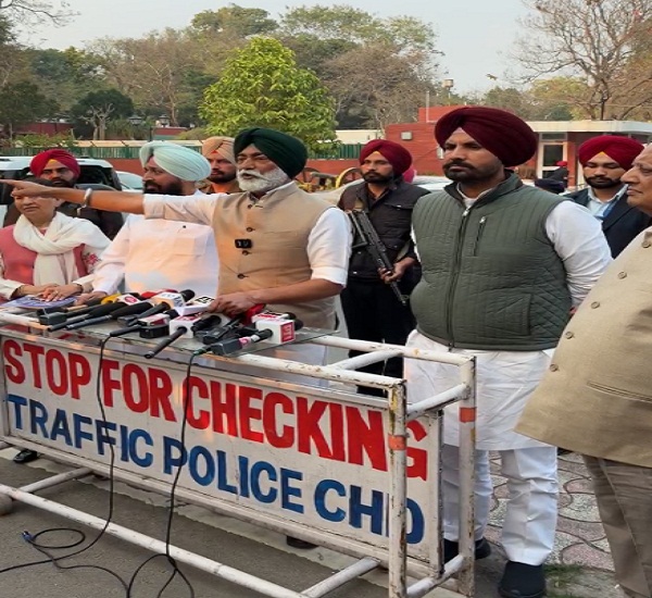 ਸੁਖਪਾਲ ਖਹਿਰਾ ਸਣੇ ਕਾਂਗਰਸੀ ਵਫ਼ਦ ਰਾਜਪਾਲ ਨੂੰ ਮਿਲਿਆ, ਪੰਜਾਬ ਸਰਕਾਰ ''ਤੇ ਲਾਏ ਵੱਡੇ ਇਲਜ਼ਾਮ