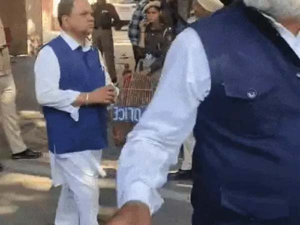 ਜਲੰਧਰ ''ਚ SSP ਦਫ਼ਤਰ ਬਾਹਰ ਸੇਵਾਦਾਰਾਂ ਦਾ ਪ੍ਰਦਰਸ਼ਨ, ਰਸੋਈ ਢਾਹੁਣ ਮਾਮਲੇ ''ਚ ਮੁਲਜ਼ਮਾਂ ਦੀ ਗ੍ਰਿਫ਼ਤਾਰੀ ਦੀ ਮੰਗ