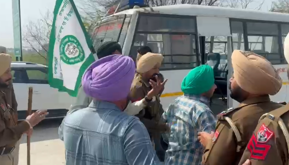 ਪੁਲਸ ਨੇ ਟੋਲ ਪਲਾਜ਼ਾ 'ਤੇ ਧਰਨਾ ਦੇਣ ਜਾ ਰਹੇ ਕਿਸਾਨਾਂ ਨੂੰ ਕੀਤਾ ਡਿਟੇਨ