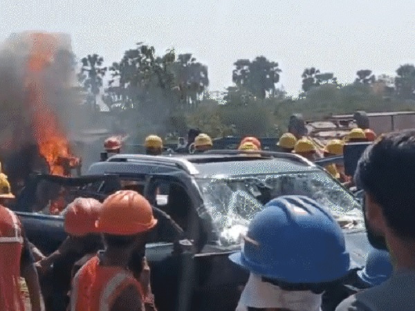 ਸਟੀਲ ਪਲਾਂਟ ਸਾਈਟ ''ਤੇ ਮਜ਼ਦੂਰਾਂ ਦਾ ਵਿਰੋਧ ਪ੍ਰਦਰਸ਼ਨ ਹੋਇਆ ਹਿੰਸਕ, ਪੁਲਸ ਨੇ ਛੱਡੇ ਹੰਝੂ ਗੈਸ ਦੇ ਗੋਲੇ