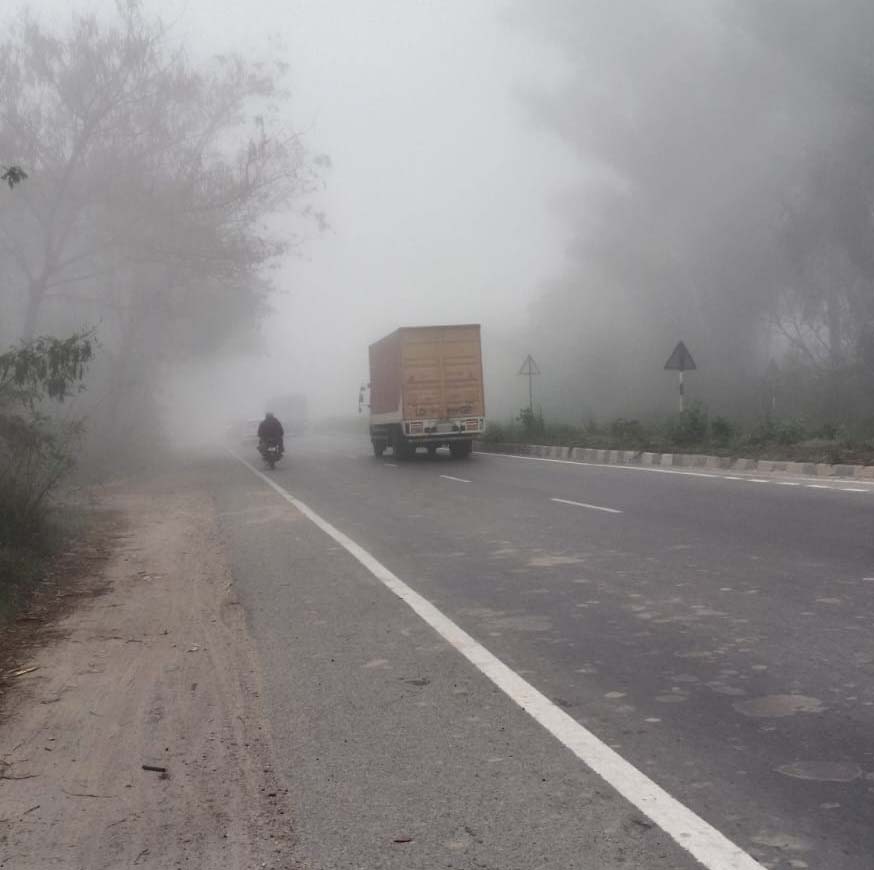 ਸੰਘਣੀ ਧੁੰਦ ਨੇ ਫਿਰ ਤੋਂ ਸਰਦੀਆਂ ਦੇ ਮੌਸਮ ਦਾ ਕਰਵਾਇਆ ਅਹਿਸਾਸ