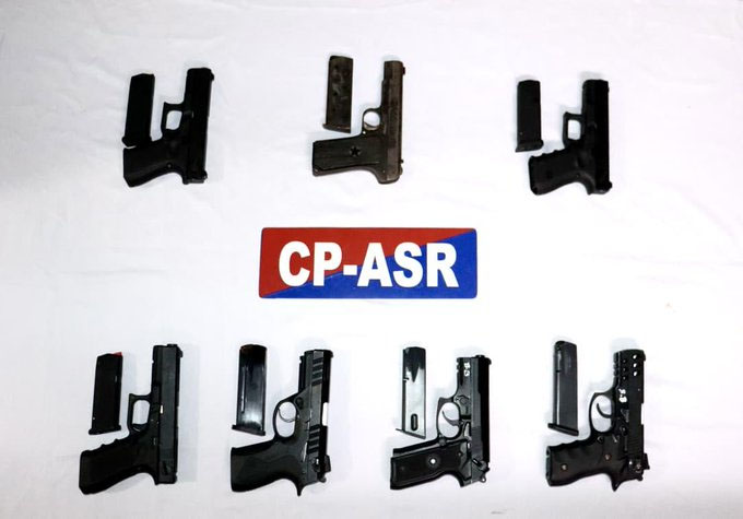 ਅੰਮ੍ਰਿਤਸਰ ''ਚ ਗੈਰਕਾਨੂੰਨੀ ਹਥਿਆਰਾਂ ਸਮੇਤ 2 ਜਣੇ ਗ੍ਰਿਫ਼ਤਾਰ, ਪਾਕਿ ਤਸਕਰਾਂ ਦੇ ਸੰਪਰਕ ’ਚ ਸਨ ਮੁਲਜ਼ਮ