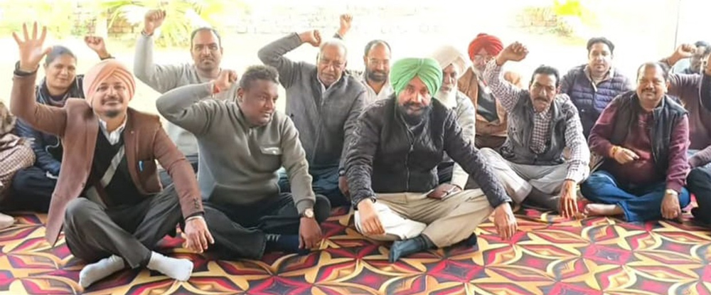 ਮਾਰਕਿਟ ਕਮੇਟੀ ਦੇ ਮੁਲਾਜ਼ਮਾਂ ਅਤੇ ਪੈਨਸ਼ਨਰਾਂ ਨੇ ਦਿੱਤਾ ਧਰਨਾ, ਸਰਕਾਰ ਖਿਲਾਫ ਕੀਤੀ ਨਾਅਰੇਬਾਜ਼ੀ