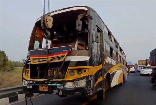 a double decker bus overturned in lucknow  5 people died