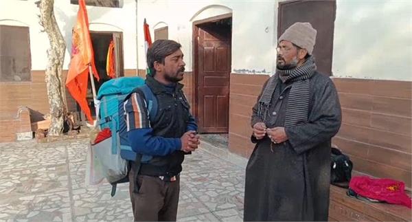 young man from jhansi travels 30 kilometers daily