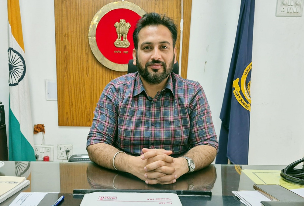 ਨਵੇਂ ਐੱਸ.ਡੀ.ਐੱਮ. ਨੇ ਸੰਭਾਲਿਆ ਚਾਰਜ, ਸੁਵਿਧਾ ਕੇਂਦਰ ਦਾ ਕੀਤਾ ਦੌਰਾ