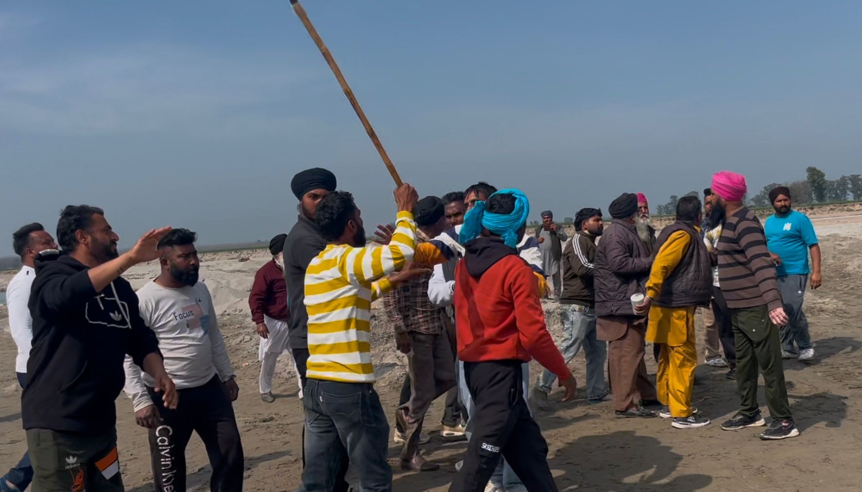 ਨਾਜਾਇਜ਼ ਮਾਈਨਿੰਗ ਰੋਕਣ ਪਹੁੰਚੇ ਲੋਕਾਂ ''ਤੇ ਹਮਲਾ! ਸਰਕਾਰੀ ਅਫ਼ਸਰਾਂ ਮੂਹਰੇ ਗੁੰਡਾਗਰਦੀ ਦਾ ਨੰਗਾ ਨਾਚ