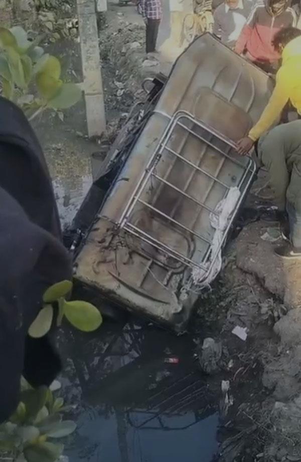 e rickshaw full of passengers overturns in drain