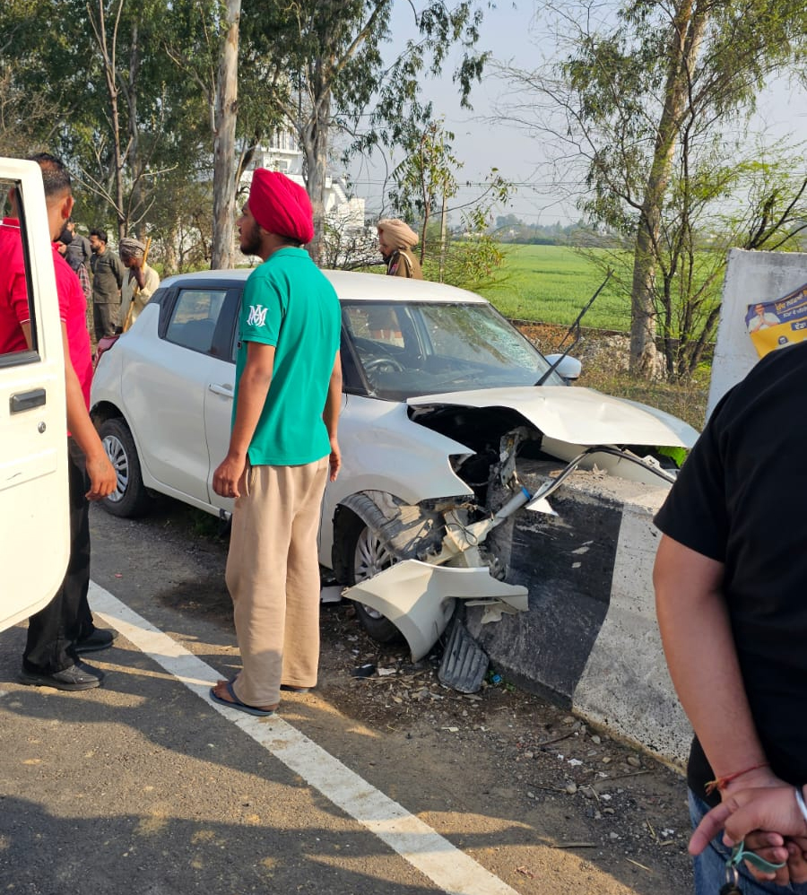 ਮੋਗਾ ''ਚ ਪੁਲ ਦੀ ਕੰਧ ਨਾਲ ਟਕਰਾਈ ਕਾਰ, ਮਹਿਲਾ ਦੀ ਮੌਤ, ਦੋ ਗੰਭੀਰ ਜ਼ਖਮੀ