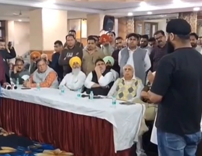 AAP ਦੇ MLA ਦੇ ਸਾਹਮਣੇ ਦੁਹਾਈ ਪਾ ਰਹੇ ਲੋਕ, ਵਪਾਰੀਆਂ ''ਚ ਡਰ ਦਾ ਮਾਹੌਲ (ਵੀਡੀਓ)