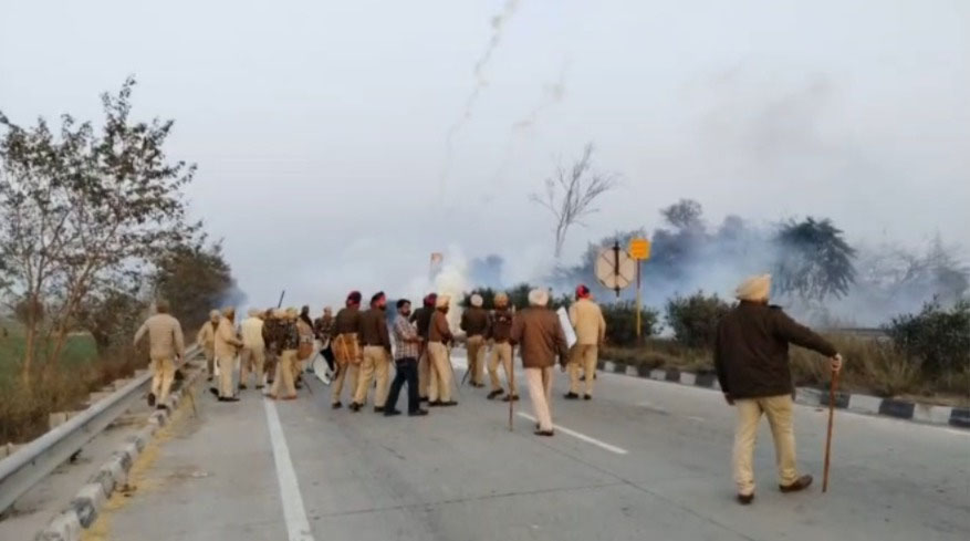 ਬਠਿੰਡਾ : ਪੁਲਸ ਨੇ ਕਿਸਾਨਾਂ 'ਤੇ ਛੱਡੇ ਅੱਥਰੂ ਗੈਸ ਦੇ ਗੋਲੇ, ਮਾਹੌਲ ਤਣਾਅਪੂਰਨ