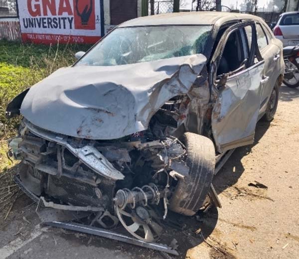 ਬੇਕਾਬੂ ਹੋ ਕੇ ਸਫੈਦੇ ਨਾਲ ਕਾਰ ਦੇ ਟਕਰਾਉਣ ਕਰਕੇ ਵਾਪਰਿਆ ਸੜਕ ਹਾਦਸਾ