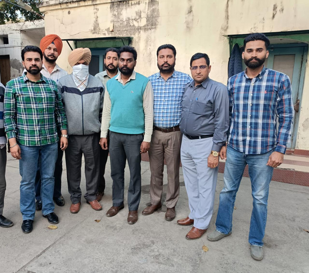 ਸਬ-ਇੰਸਪੈਕਟਰ ਨੂੰ 50000 ਰੁਪਏ ਰਿਸ਼ਵਤ ਲੈਂਦਾ ਰੰਗੇ ਹੱਥੀਂ ਕਾਬੂ