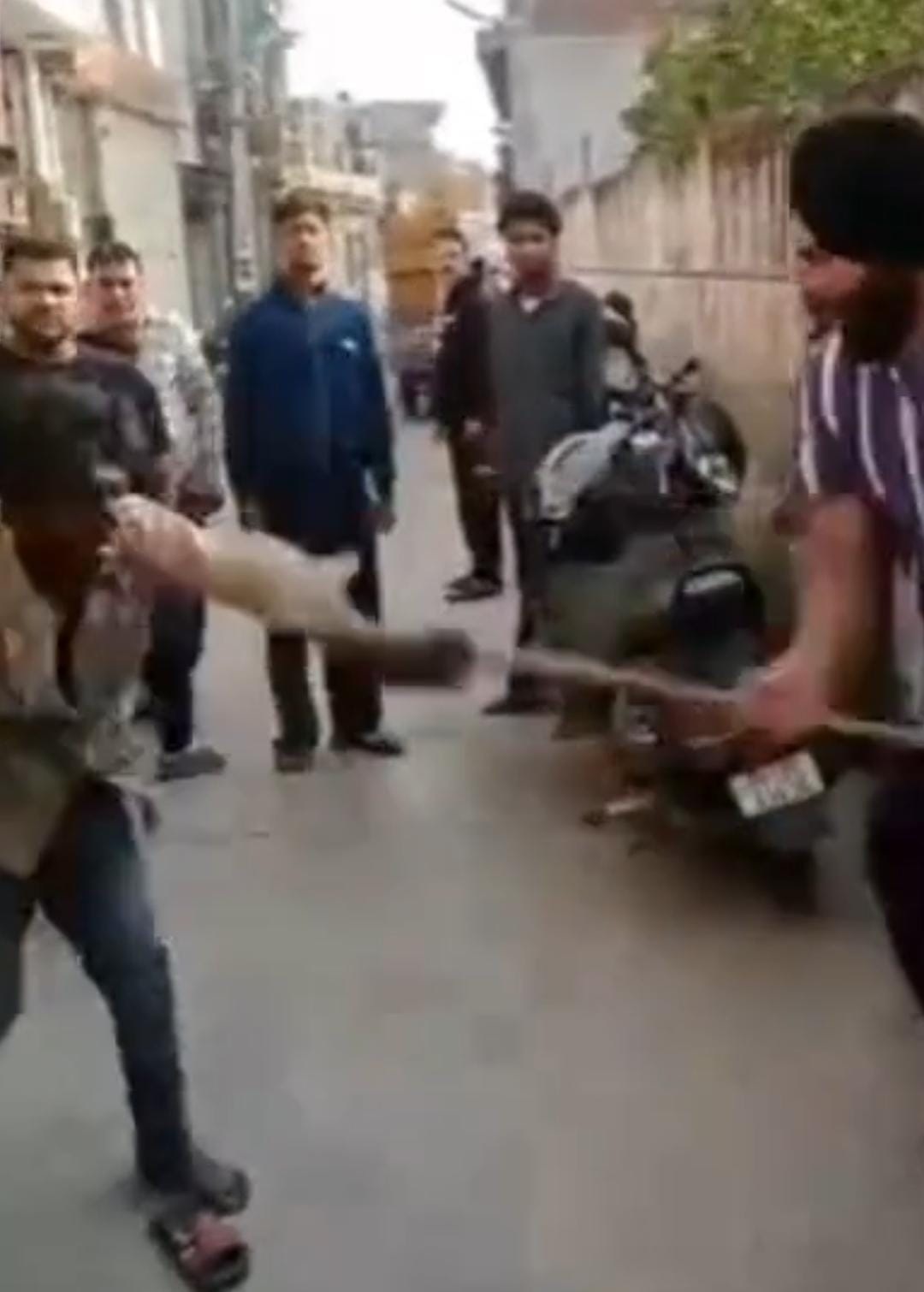 ਲੁਧਿਆਣਾ ''ਚ ਲੁਟੇਰਿਆਂ ਦੀ ਛਿੱਤਰ-ਪਰੇਡ! ਪੁਲਸ ਦੇ ਸਾਹਮਣੇ ਹੋਈ ਕੁੱਟਮਾਰ