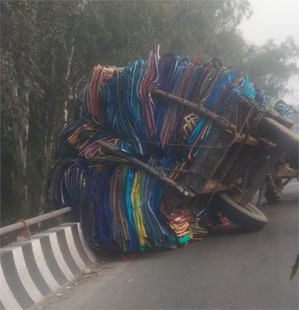 tractor trolly overturned