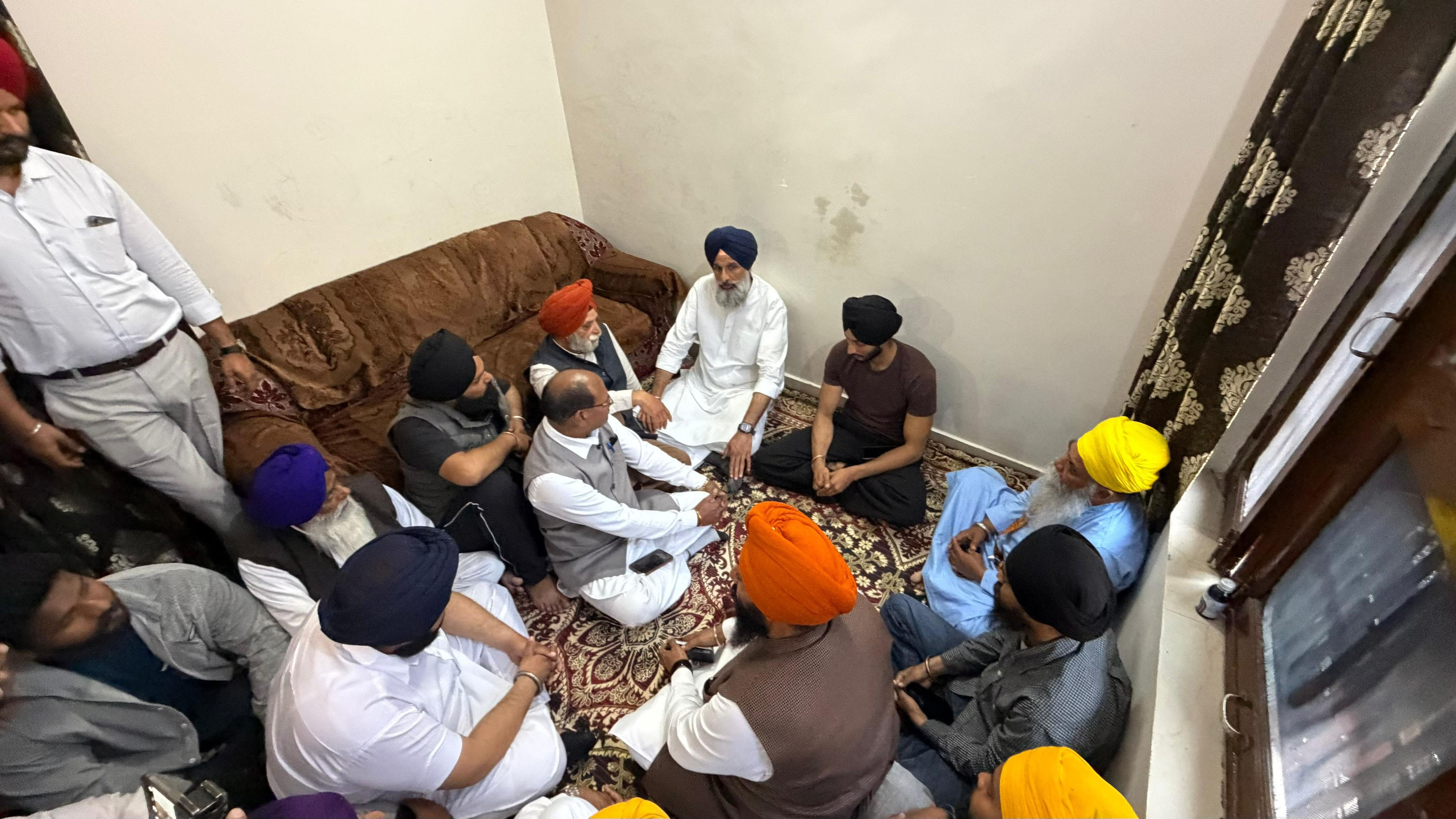 ਸ਼ਹੀਦ ASI ਗੁਰਨਾਮ ਸਿੰਘ ਦੇ ਘਰ ਪਹੁੰਚੇ ਮਜੀਠੀਆ, ਪਰਿਵਾਰ ਨਾਲ ਕੀਤਾ ਦੁਖ ਸਾਂਝਾ