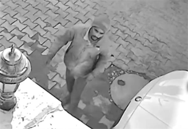 thief breaks into house in broad daylight