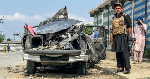 pakistan  suicide car bombing kills 11 security personnel