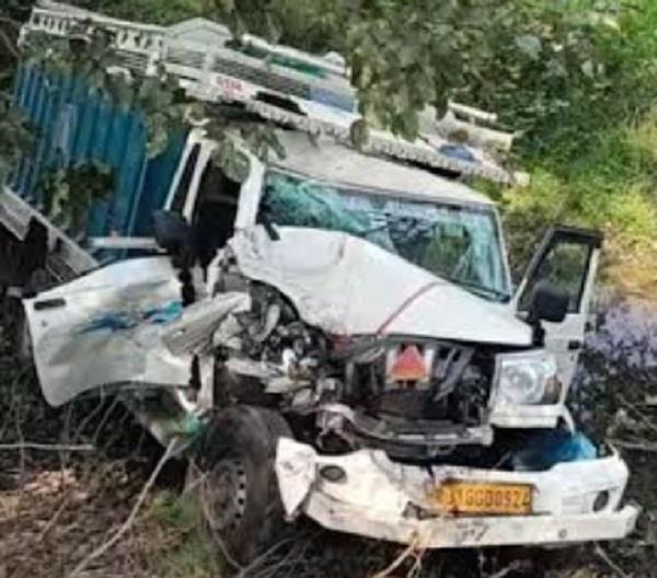 accident on gurdaspur mukerian road  mahindra jeep hit by tipper  driver injured