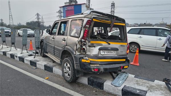prtc bus hits scorpio  vehicle breaks electric pole and goes on divider