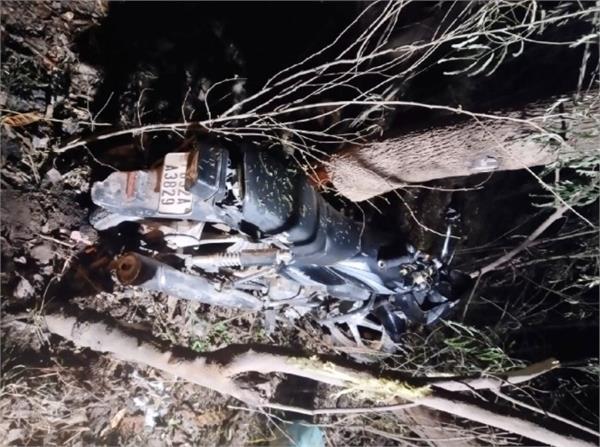 aur youth coming from a party dies in road accident