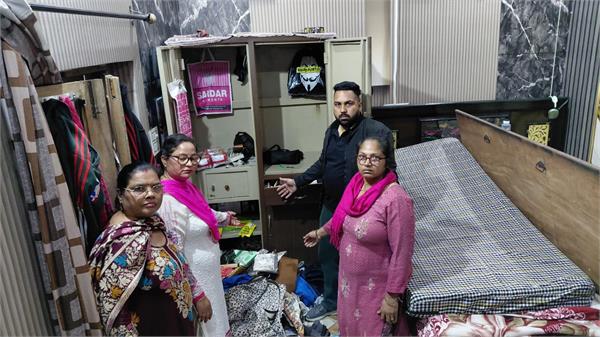 thieves target house  steal cash and jewellery