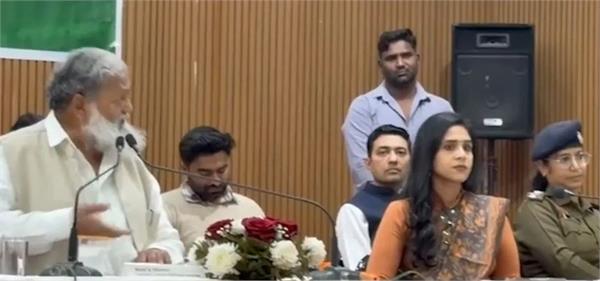 haryana minister anil vij and sp upasana heated argument