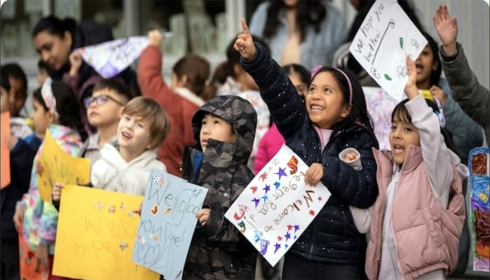 ਅੱਗ ਕਾਰਨ ਪ੍ਰਭਾਵਿਤ ਸਕੂਲ ਦੇ ਬੱਚਿਆਂ ਦਾ ਦੂਸਰੇ ਸਕੂਲ ਦੇ ਬੱਚਿਆਂ ਵੱਲੋਂ ਸ਼ਾਨਦਾਰ ਸਵਾਗਤ