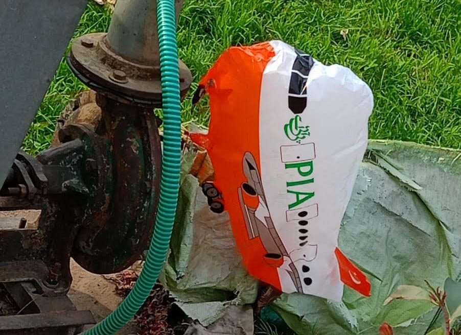 ਬਮਿਆਲ ਨੇੜੇ ਖੇਤ ''ਚ ਮਿਲਿਆ ਪਾਕਿਸਤਾਨੀ ਗੁਬਾਰਾ, ਜਾਂਚ ''ਚ ਜੁਟੀ ਪੁਲਸ