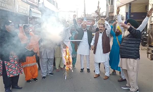 bjp burns rahul gandhi  s effigy
