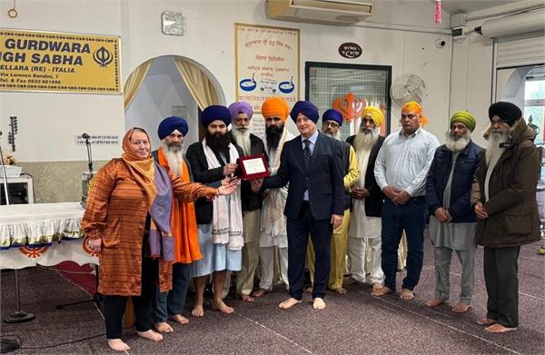 sikh leaders present  of sri harmandir sahib to italian observer at uno