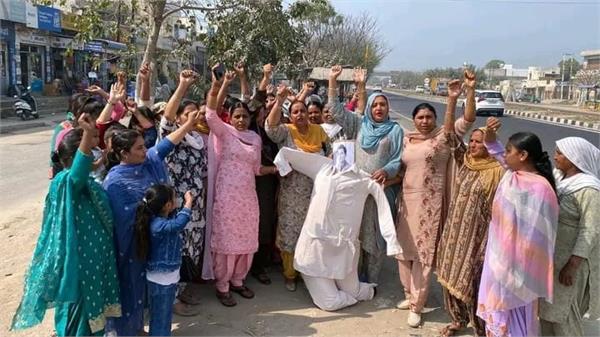 bjp mahila morcha burns rahul gandhi  s effigy in moga