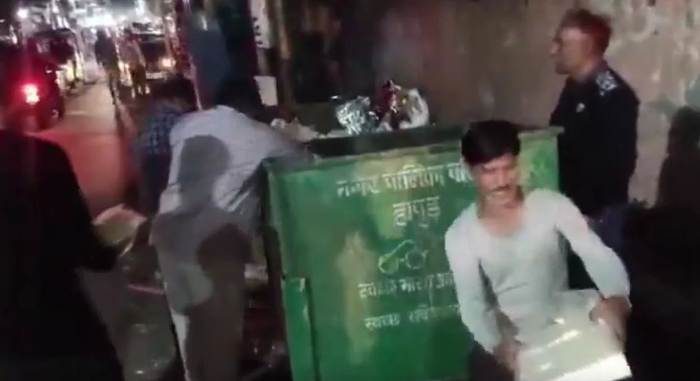 ਤੁਹਾਡਾ ਭਲਾ ਹੋਜੇ ! ਕੂੜੇਦਾਨ ''ਚ ਸੁੱਟੀ ਮਿਲਾਵਟੀ ਮਠਿਆਈ ਨੂੰ ਟੁੱਟ ਕੇ ਪੈ ਗਏ ਲੋਕ; ਵੀਡੀਓ ਵਾਇਰਲ