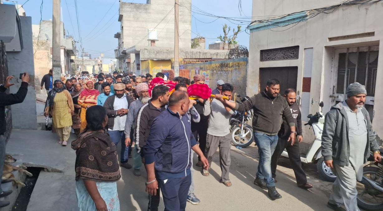 ਮੁਠੱਡਾ ਕਲਾਂ ਦੇ ਤਿੰਨੇ ਹੀ ਨੌਜਵਾਨਾਂ ਦੀਆਂ ਲਾਸ਼ਾਂ ਪਹੁੰਚੀਆਂ ਪਿੰਡ,  ਨਮ ਅੱਖਾਂ ਨਾਲ ਦਿੱਤੀ ਅੰਤਿਮ ਵਿਦਾਇਗੀ