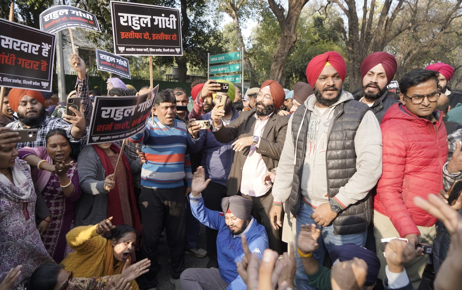 ਰਵਨੀਤ ਬਿੱਟੂ ''ਤੇ ਰਾਹੁਲ ਗਾਂਧੀ ਦੇ ਬਿਆਨ ''ਤੇ ਭੜਕੀ BJP, ਕਾਂਗਰਸ ਹੈੱਡਕੁਆਰਟਰ ਦੇ ਬਾਹਰ ਕੀਤਾ ਪ੍ਰਦਰਸ਼ਨ