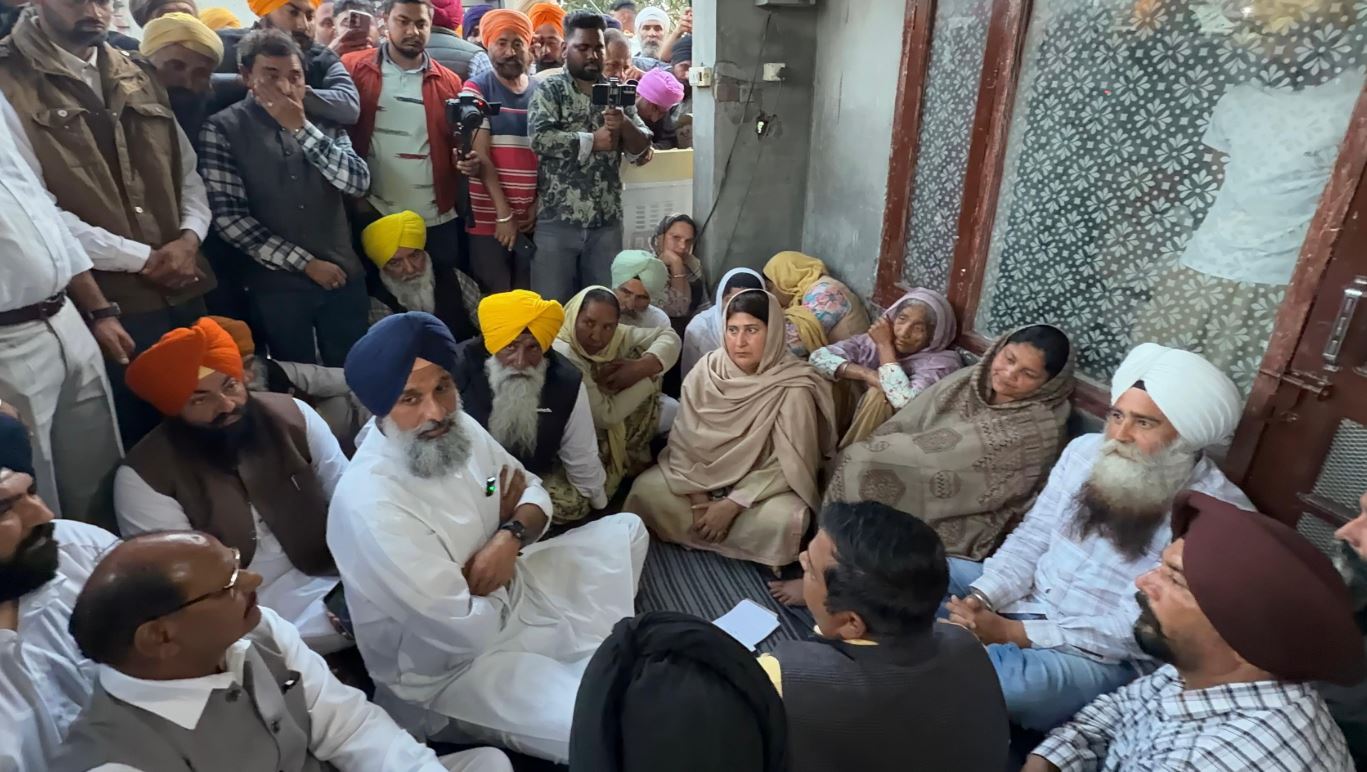 ਪੁਲਸ ਐਨਕਾਊਂਟਰ ''ਚ ਮਾਰੇ ਗਏ ਰਣਜੀਤ ਸਿੰਘ ਦੇ ਘਰ ਪੁੱਜੇ ਮਜੀਠੀਆ, ਪਰਿਵਾਰਾਂ ਨਾਲ ਦੁੱਖ ਕੀਤਾ ਸਾਂਝਾ