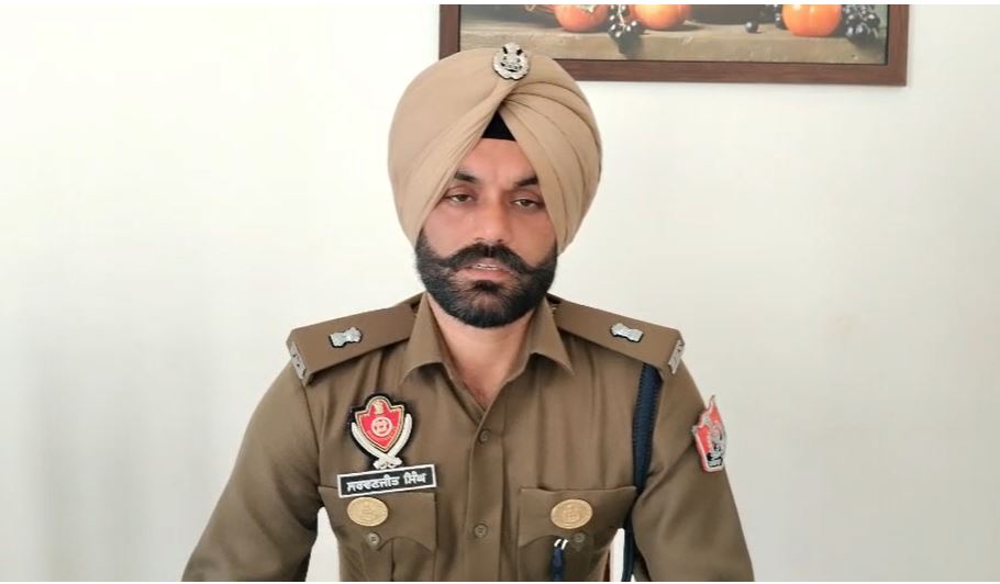 ਸਕੂਲੀ ਬੱਚਿਆਂ ਦੀ ਲੜਾਈ ਨੇ ਧਾਰਿਆ ਖ਼ੂਨੀ ਰੂਪ; ਥਾਣੇ ਦੇ ਗੇਟ ''ਤੇ ਨੌਜਵਾਨ ਦੀ ਗਰਦਨ ''ਤੇ ਕੀਤਾ ਹਮਲਾ