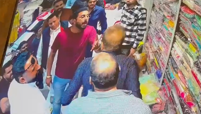 ਫਗਵਾੜਾ ਦੀ ਕੱਪੜਾ ਦੁਕਾਨ ''ਚ ਹੰਗਾਮਾ, ਪੰਜਾਬੀ ਗਾਇਕ ਗੀਤਾ ਜ਼ੈਲਦਾਰ ''ਤੇ ਲੱਗੇ ਬਦਸਲੂਕੀ ਦੇ ਇਲਜ਼ਾਮ