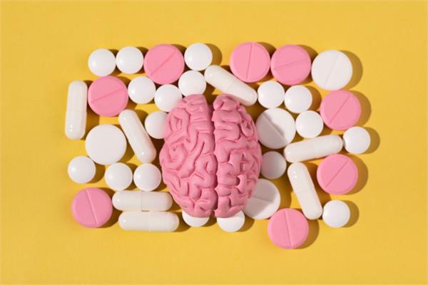5 common medications slowly affecting your brain doctor issues warning