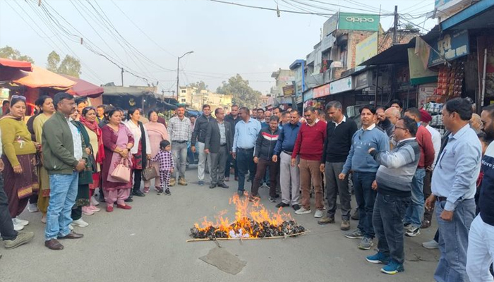 ਪੁਰਾਣੀ ਪੈਨਸ਼ਨ ਬਹਾਲੀ ਲਈ ਹੋ ਰਹੀ ਦੇਰੀ ਤੋਂ ਭੜਕੇ NPS ਮੁਲਾਜ਼ਮ, ਫੂਕਿਆ ਮੁੱਖ ਮੰਤਰੀ ਦਾ ਪੁਤਲਾ