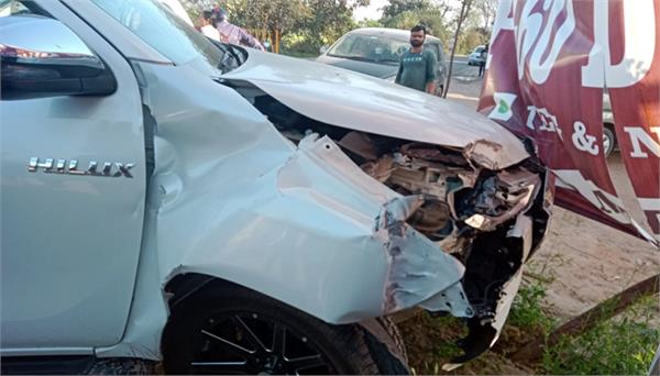 out of control toyota hilux hits police barricade