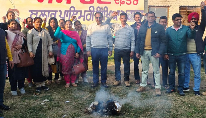 ਹਾਜੀਪੁਰ ਵਿਖੇ ਅਧਿਆਪਕਾਂ ਵੱਲੋਂ ਸਰਕਾਰ ਵਿਰੁੱਧ ਰੋਸ ਪ੍ਰਦਰਸ਼ਨ, ਫੂਕਿਆ ਪੁਤਲਾ